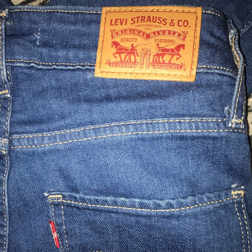 Levi’s 721 High Rise Skinny. Size 25. Medium Wash